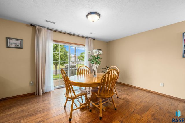 5302 W Sourwood Pl, Sioux Falls, SD 57107