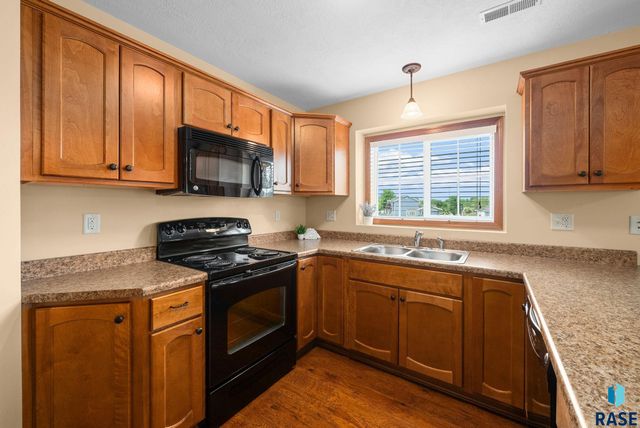 5302 W Sourwood Pl, Sioux Falls, SD 57107