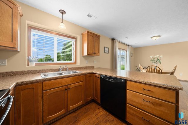 5302 W Sourwood Pl, Sioux Falls, SD 57107
