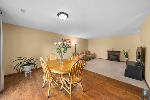 5302 W Sourwood Pl, Sioux Falls, SD 57107