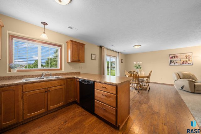 5302 W Sourwood Pl, Sioux Falls, SD 57107