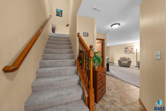 5302 W Sourwood Pl, Sioux Falls, SD 57107