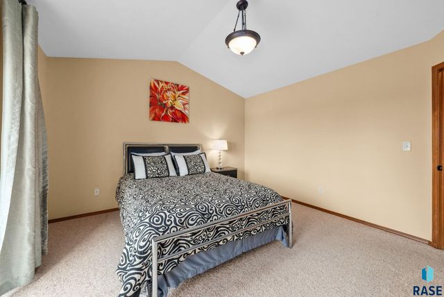 5302 W Sourwood Pl, Sioux Falls, SD 57107