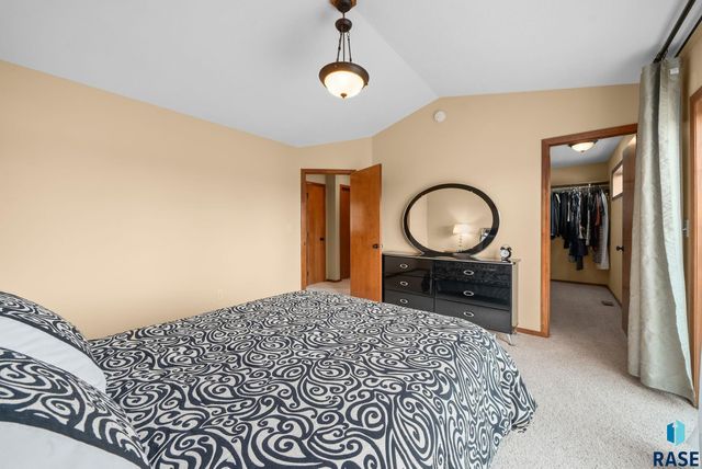5302 W Sourwood Pl, Sioux Falls, SD 57107