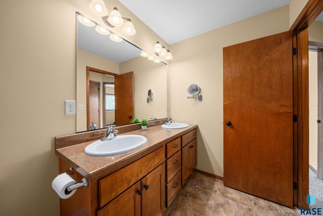 5302 W Sourwood Pl, Sioux Falls, SD 57107