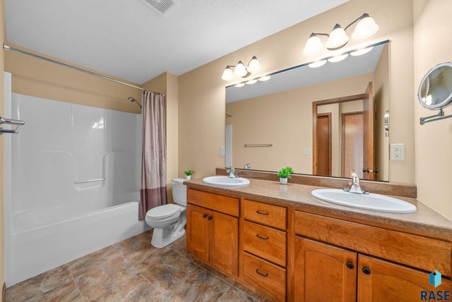 5302 W Sourwood Pl, Sioux Falls, SD 57107