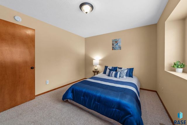 5302 W Sourwood Pl, Sioux Falls, SD 57107