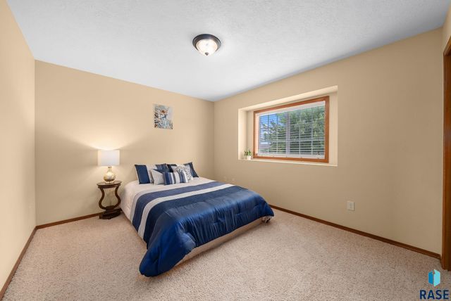5302 W Sourwood Pl, Sioux Falls, SD 57107