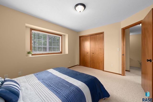 5302 W Sourwood Pl, Sioux Falls, SD 57107