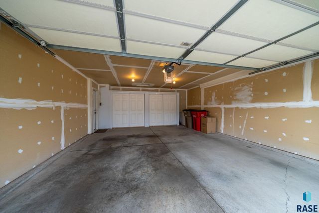5302 W Sourwood Pl, Sioux Falls, SD 57107