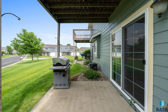 5302 W Sourwood Pl, Sioux Falls, SD 57107