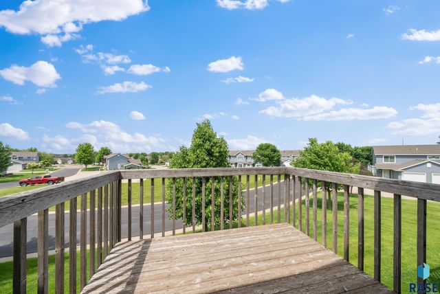 5302 W Sourwood Pl, Sioux Falls, SD 57107