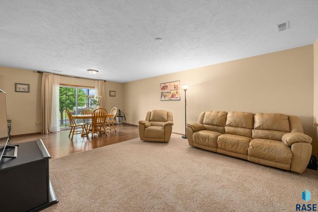 5302 W Sourwood Pl, Sioux Falls, SD 57107