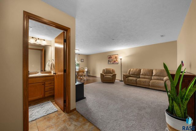 5302 W Sourwood Pl, Sioux Falls, SD 57107