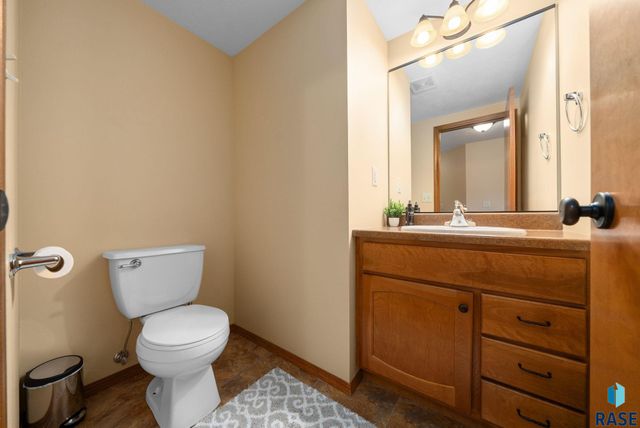5302 W Sourwood Pl, Sioux Falls, SD 57107