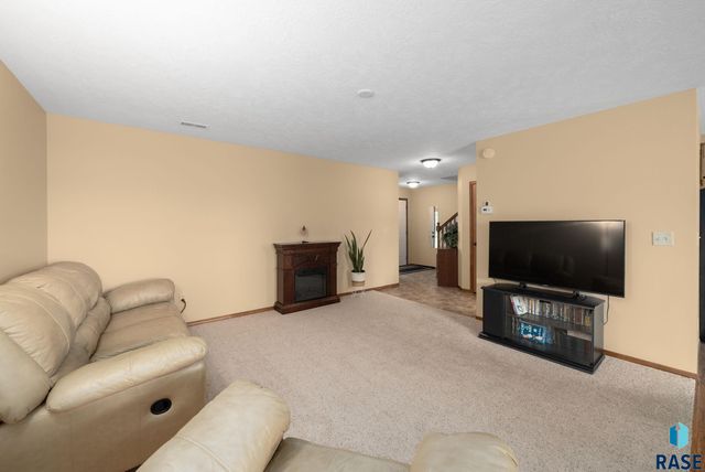 5302 W Sourwood Pl, Sioux Falls, SD 57107