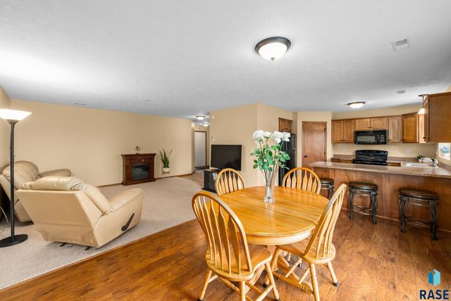 5302 W Sourwood Pl, Sioux Falls, SD 57107