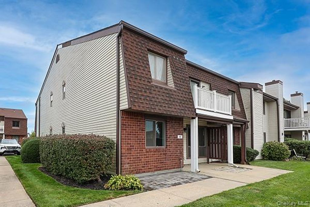 43 Cambridge Drive W, Copiague, NY 11726 — photo 2