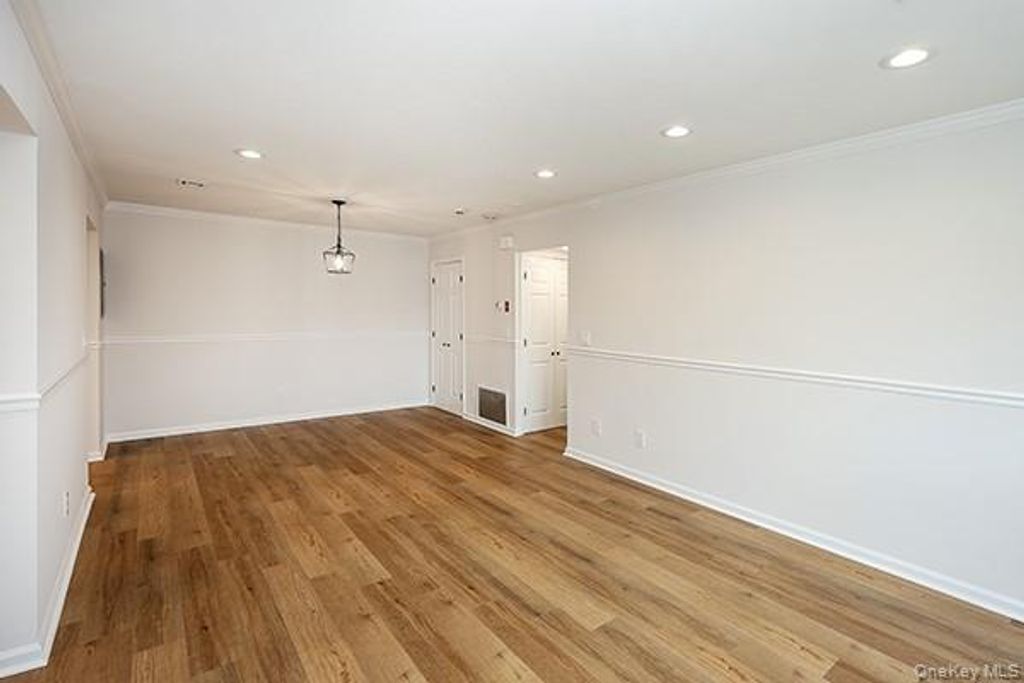 43 Cambridge Drive W, Copiague, NY 11726 — photo 5