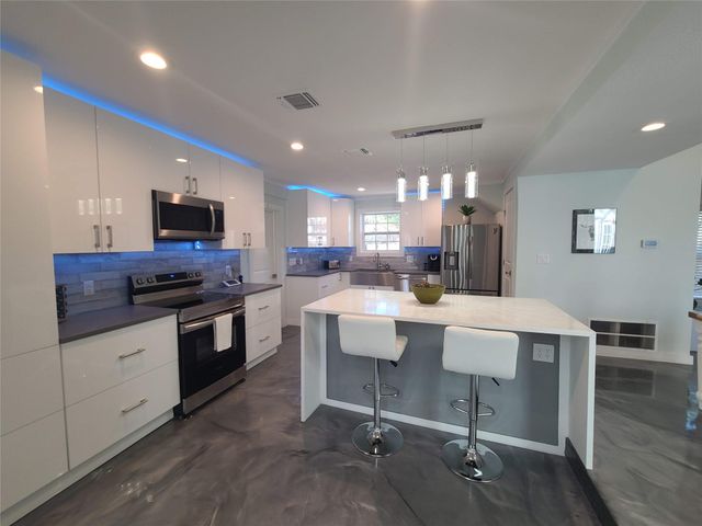 372 Plum ST, Bastrop, TX 78602