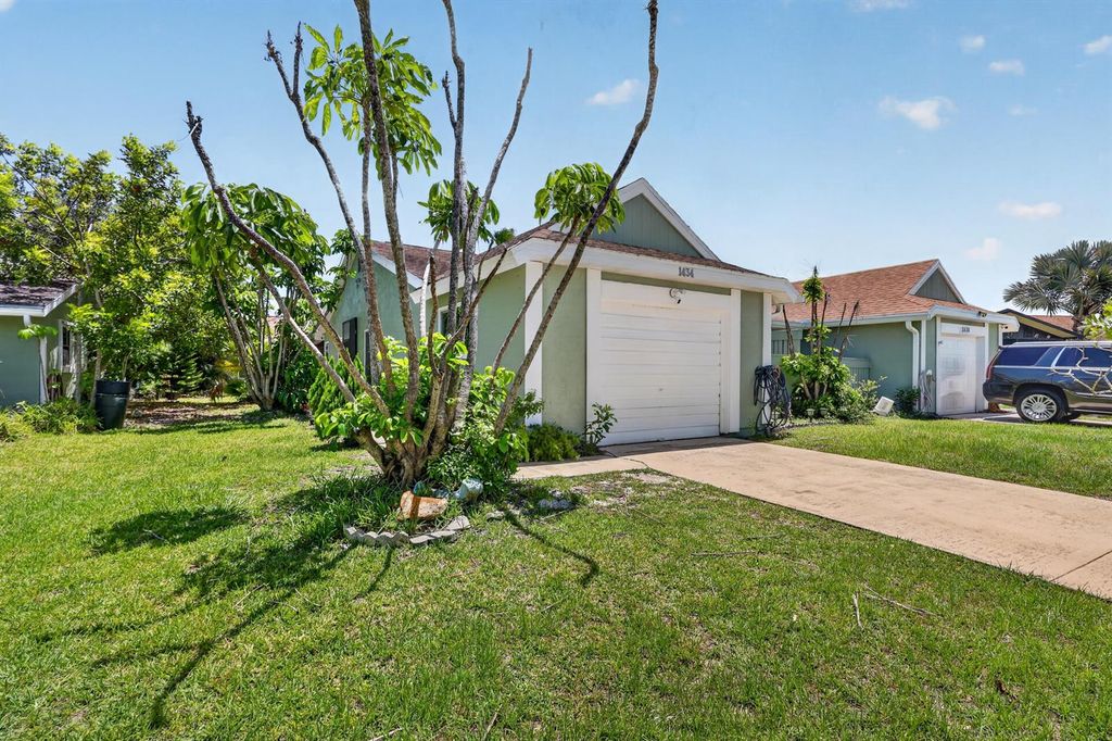 1434 SE Larkwood Circle, Port Saint Lucie, FL 34952