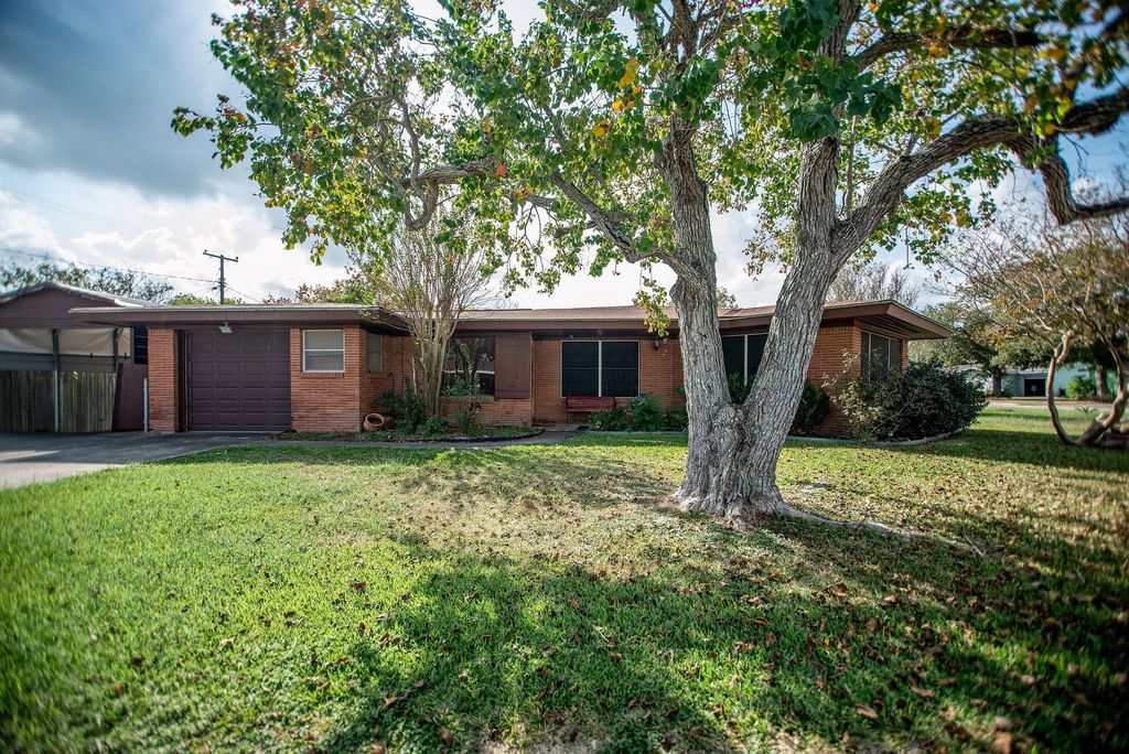 218 Burnet Street, Port Lavaca, TX 77979