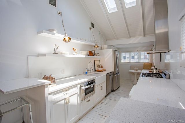 16 June Walk, Long Beach, NY 11561