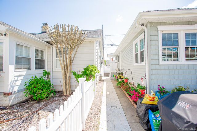 16 June Walk, Long Beach, NY 11561