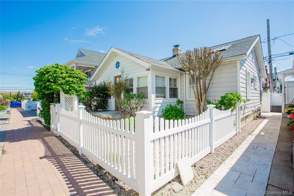 16 June Walk, Long Beach, NY 11561