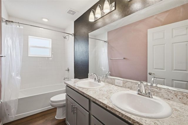 7100 TWISTING PINES LOOP, Zephyrhills, FL 33541