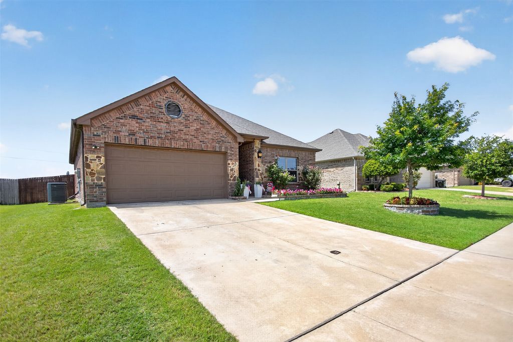334 Pecos Drive, Crandall, TX 75114