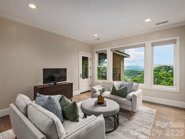 433 Coopers Hawk Drive, Asheville, NC 28803