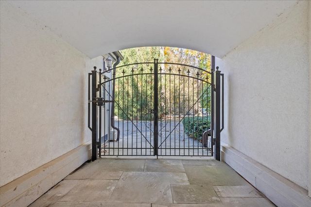 1315 Abington Cambs Drive, Lake Forest, IL 60045