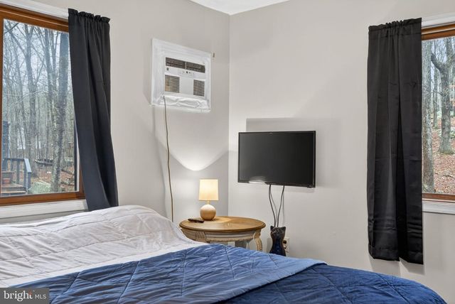 244 CANTERBURY RD, Bushkill, PA 18324