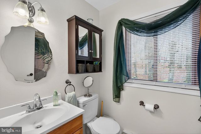 244 CANTERBURY RD, Bushkill, PA 18324