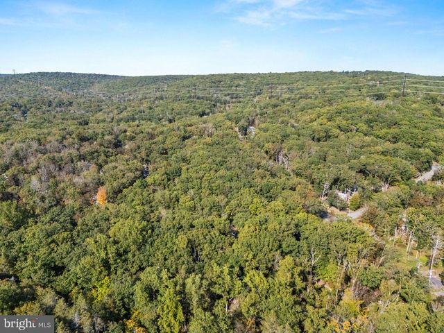 244 CANTERBURY RD, Bushkill, PA 18324