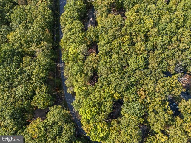 244 CANTERBURY RD, Bushkill, PA 18324