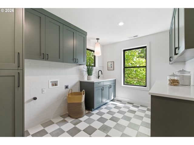 665 4TH St, Lake Oswego, OR 97034