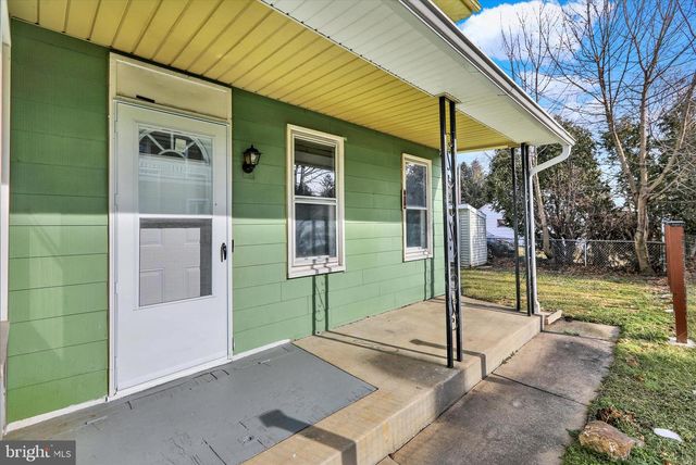 23 N FRONT ST, Womelsdorf, PA 19567