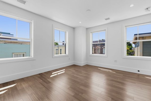 10R Spring Garden St 3, Boston, MA 02125