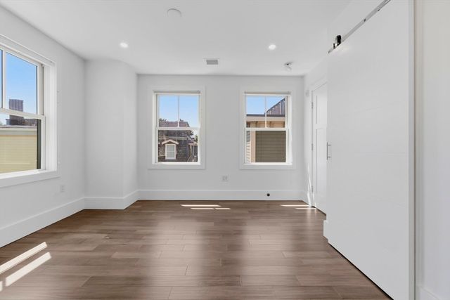 10R Spring Garden St 3, Boston, MA 02125