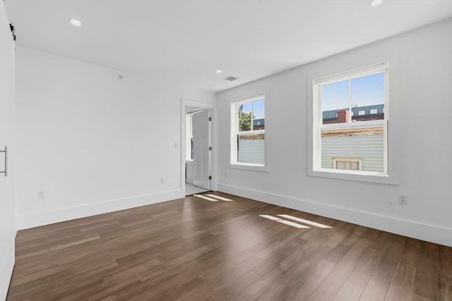 10R Spring Garden St 3, Boston, MA 02125