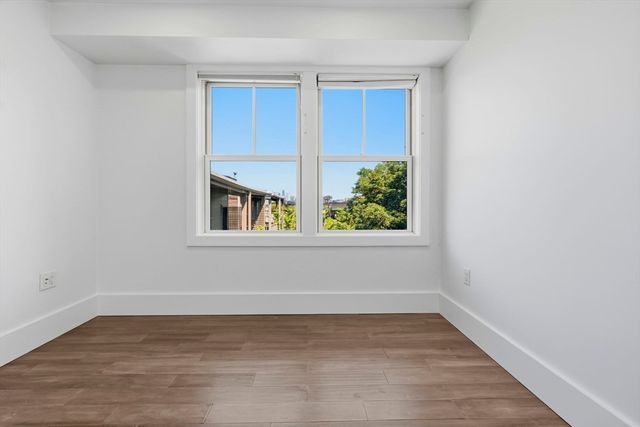10R Spring Garden St 3, Boston, MA 02125