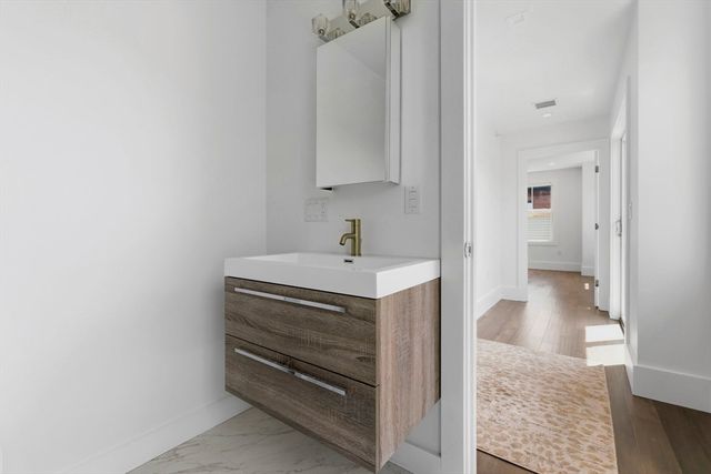 10R Spring Garden St 3, Boston, MA 02125