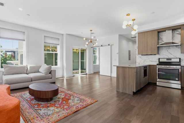 10R Spring Garden St 3, Boston, MA 02125