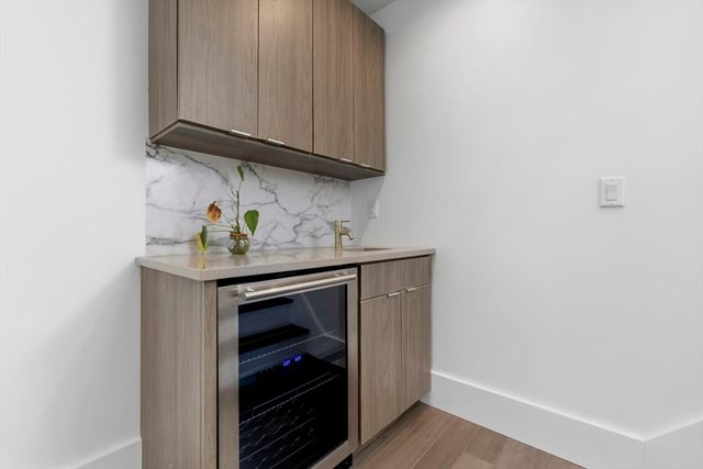 10R Spring Garden St 3, Boston, MA 02125