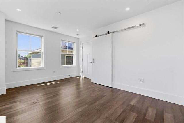 10R Spring Garden St 3, Boston, MA 02125