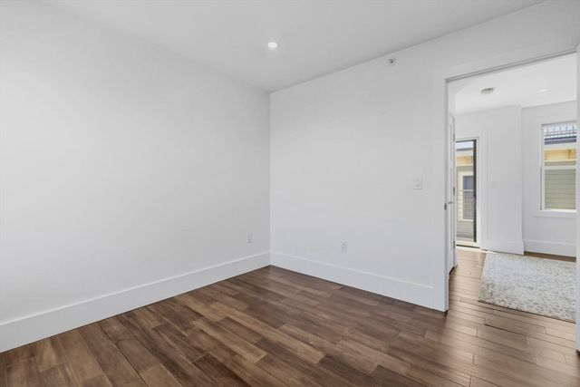 10R Spring Garden St 3, Boston, MA 02125