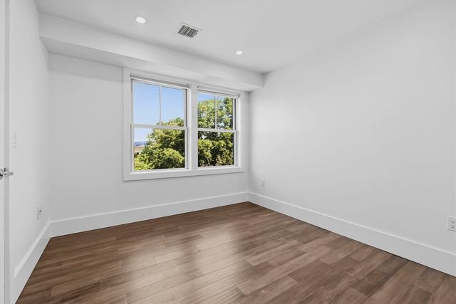 10R Spring Garden St 3, Boston, MA 02125