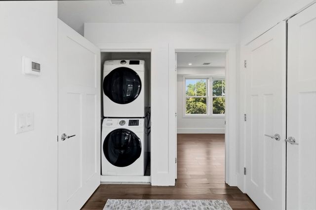 10R Spring Garden St 3, Boston, MA 02125